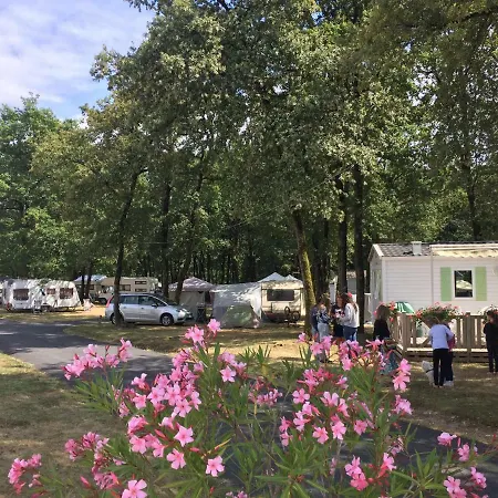 Camping Les Petites Minaudieres אתר קמפינג